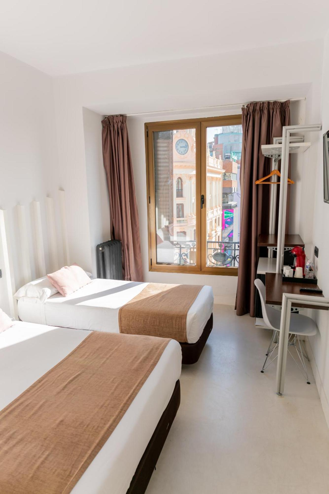 Hostal Gran Via 44 Madrid Exterior foto